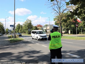 Policjant mierzący prędkość pojazdów