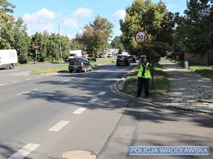 Policjant mierzący prędkość pojazdów