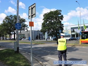 Policjant mierzący prędkość