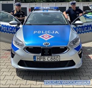 Policjanci z wrocławskiej drogówki eskortowali do szpitala rodziców i ich syna, który miał problemy z oddychaniem