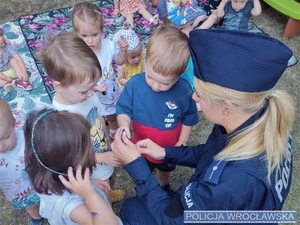 Policjantka dająca dzieciom odznaki