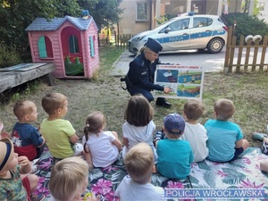 Policjantka i dzieci podczas prelekcji