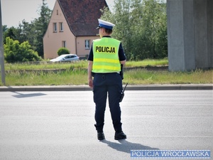 Policjantka kierująca ruchem