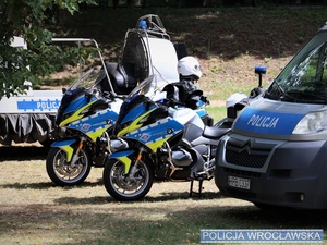 Policyjne motocykle obok radiowozów