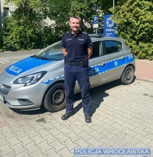 Funkcjonariusze z Komisariatu Policji Wrocław - Fabryczna eskortowali do szpitala ojca, który przewoził dziecko z urazem głowy