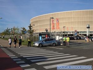 Policyjny radiowóz przy wjeździe na stadion we Wrocławiu