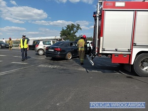Wrocławski policjant w czasie wolnym od służby udzielił fachowej pomocy medycznej rannemu mężczyźnie, unieruchomionemu w aucie po wypadku