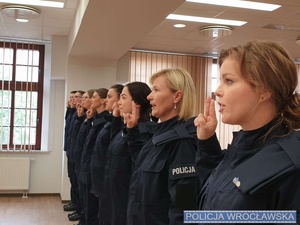 policjanci stojący w rzędzie