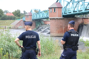 Wrocławscy policjanci sprawdzają sytuację w obszarze Odry