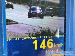 Zdjęcie wyświetlacza ręcznego miernika prędkości z zarejestrowanym wykroczeniem