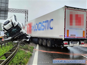 Jadąc autostradą, musimy mieć oczy dookoła głowy. Boleśnie przekonał się o tym kierujący pojazdem ciężarowym wraz z naczepą