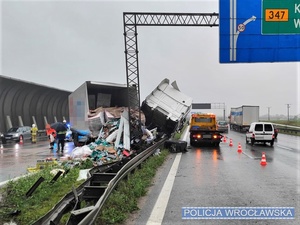 Miejsce zdarzenia drogowego i widoczny uszkodzony zespół pojazdów ciężarowych na autostradzie