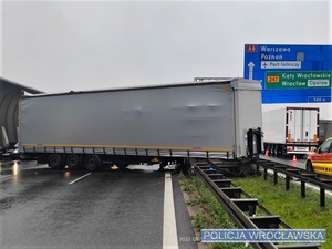 Miejsce zdarzenia drogowego i widoczny uszkodzony zespół pojazdów ciężarowych na autostradzie