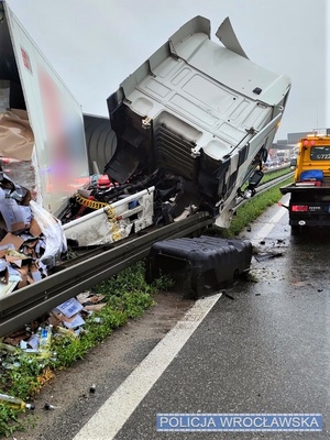 Miejsce zdarzenia drogowego i widoczny uszkodzony zespół pojazdów ciężarowych na autostradzie