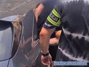 Kolejne uderzenie wrocławskich policjantów w narkobiznes – jedna sprawa i ponad 13 tys. porcji handlowych różnych środków odurzających oraz dwie osoby tymczasowo aresztowane
