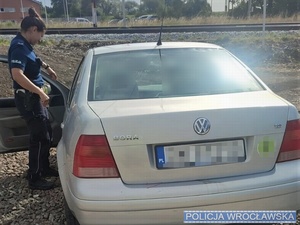 27-latek kierował volkswagenem, pomimo sądowego zakazu. Spotkanie z policjantami może zakończyć się dla tego mężczyzny w więzieniu