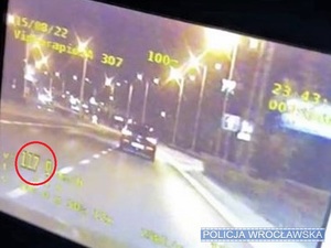 Chciała ścigać się z nieoznakowanym radiowozem Policji. „Wyścig” skończył się mandatem i zatrzymanym prawem jazdy