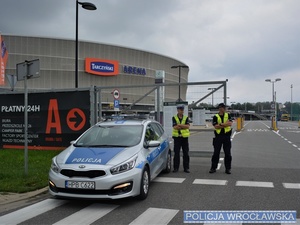 Policjanci z Wydziału Ruchu Drogowego przy bramie wjazdowej na stadion