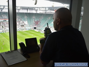 Dowódca akcji rozmawiający przez radiostację