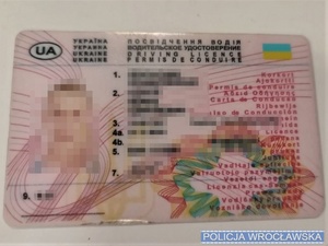 Nigdy nie miał prawa jazdy, więc kupił podróbkę