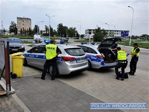 Umundurowani policjanci podczas interwencji na parkingu