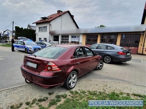 Umundurowani policjanci podczas interwencji na parkingu