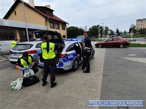 Umundurowani policjanci podczas interwencji na parkingu