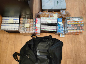Torba oraz kartony zawierające opakowania papierosów bez polskich znaków akcyzowych