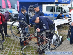Policjant znakujący rower