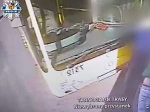 Mężczyzna, który zaatakował kierowcę autobusu MPK, wpadł w ręce policjantów z komisariatu Wrocław-Rakowiec [FILM]