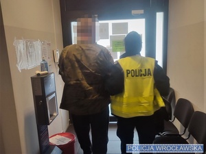 Policjantka prowadząca zatrzymanego