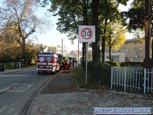 Pojazd straży pożarnej stojący na ulicy