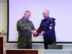 Od lewej: przedstawiciel AWL oraz Zastępca Komendanta Miejskiego Policji we Wrocławiu