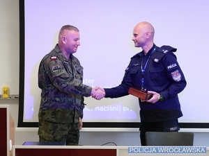 Od lewej: przedstawiciel AWL oraz Zastępca Komendanta Miejskiego Policji we Wrocławiu