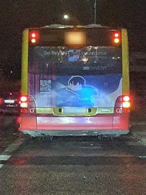 Autobus stojący na jednej z wrocławskich ulic.