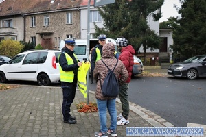 Policjanci rozdający odblaski