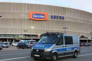 stadion wrocławski od zewnątrz na tle radiowóz oznakowany