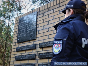 Policjantka w miejscu upamiętniającym poległych policjantów