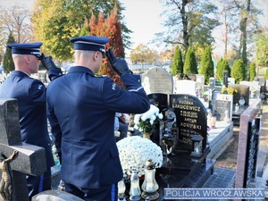 Policjanci przy grobach zmarłych policjantów