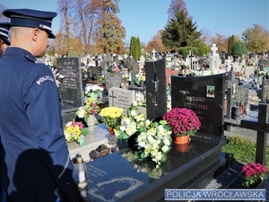 Policjanci przy grobach zmarłych policjantów