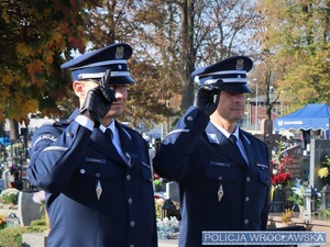 Policjanci przy grobach zmarłych policjantów