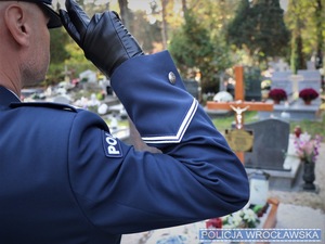 Policjanci przy grobach zmarłych policjantów