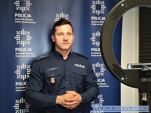 Policjant prowadzący spotkanie online