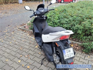 Stojący na jednej z wrocławskich dróg motocykl