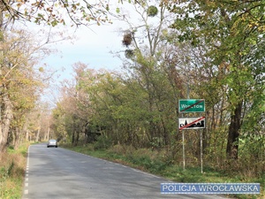 Stojący przy jeden z dróg wyjazdowych z Wrocławia znak informujący o końcu obszaru zabudowanego.
