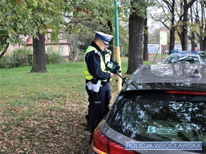 Umundurowani funkcjonariusze ruchu drogowego na jednej z wrocławskich ulic w trakcie wykonywania kontroli