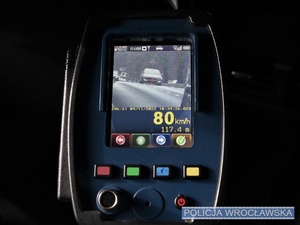 Ręcznik miernik prędkości z widocznym na monitorze wykroczeniem przekroczenia prędkości