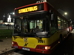 Stojący na jednej z wrocławskich ulic autobus z wyświetlonym napisem STREETBUS