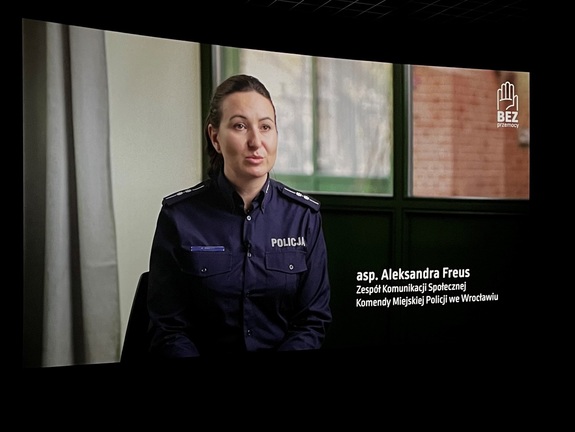 Policjantka w spocie reklamowym na ekranie kinowym