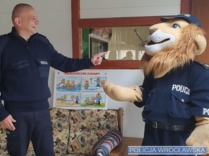Policjant z wrocławskiego Grabiszyna przeprowadził zajęcia edukacyjne z uczestnikami zlotu grupy biwakowej